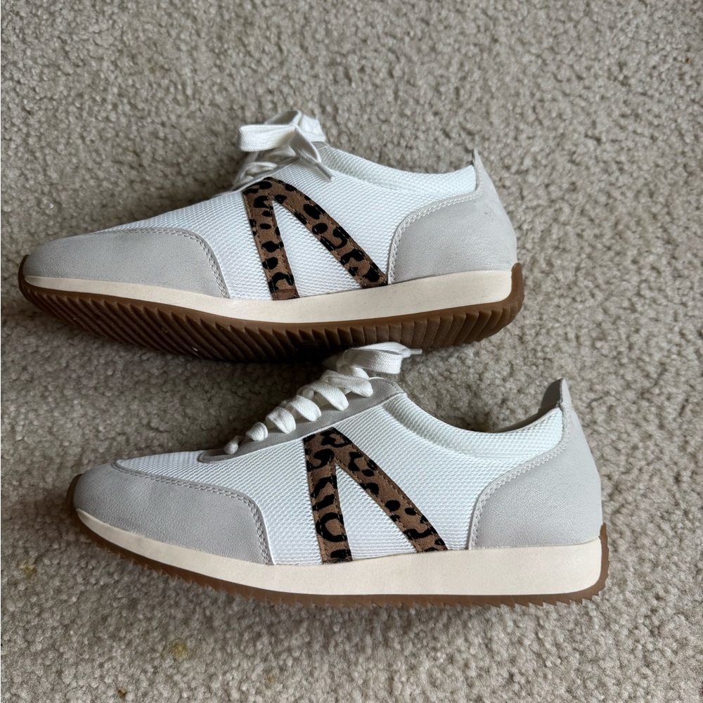 Women’s casual tennis shoes
